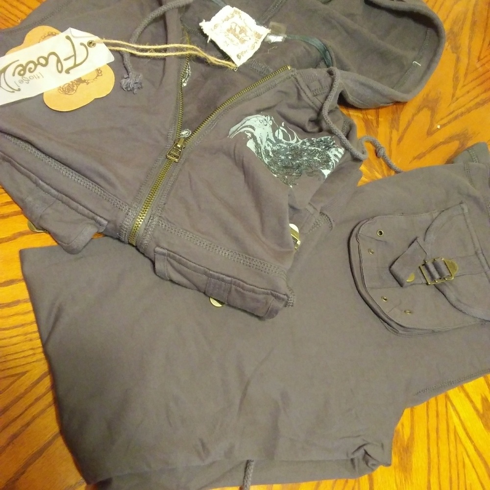 Jogging outfit size medium in women's.